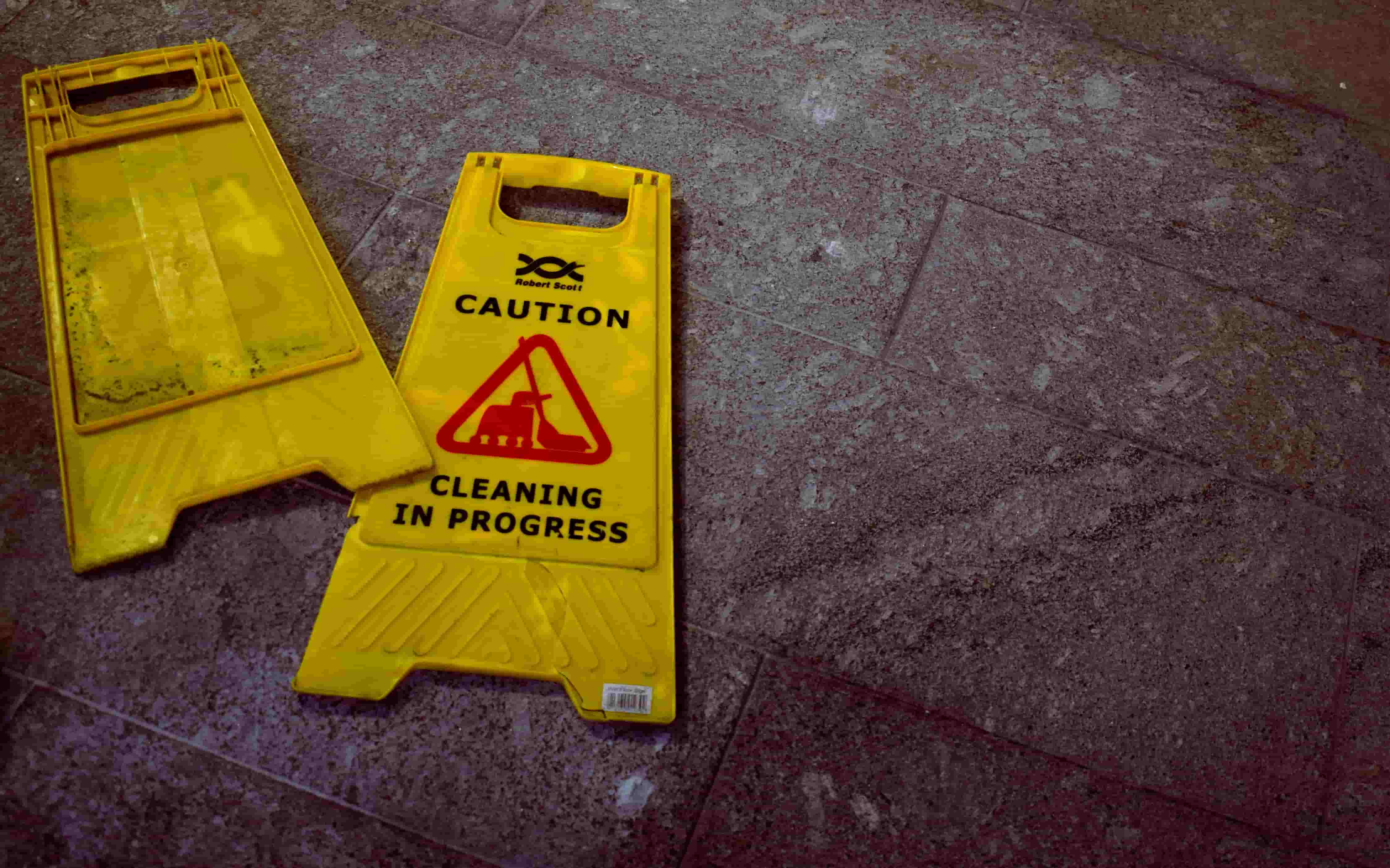 Wet floor slippage sign